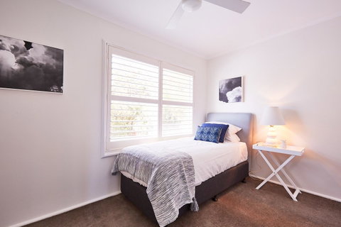 Bright And Spacious Family Home With Leafy Deck - Accommodation Adelaide 24