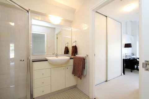 Waterfront Apartment On Sydney Harbour - Accommodation Adelaide 4