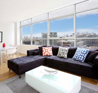 Gadigal Groove - Modern and Bright 3BR Executive Apartment in Zetland with Views - Accommodation Adelaide