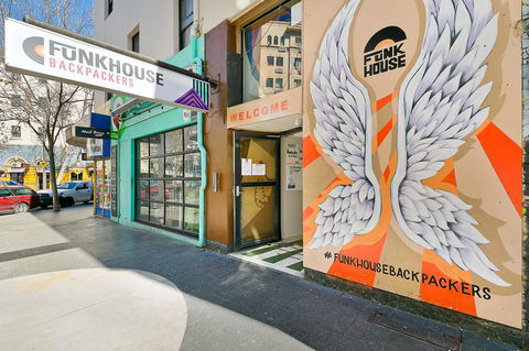Mad Monkey Downtown - Accommodation Adelaide 0