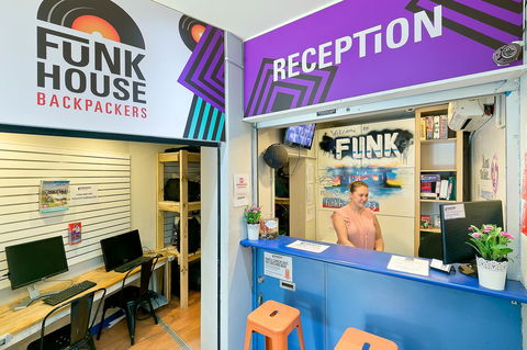 Mad Monkey Downtown - Accommodation Adelaide 3