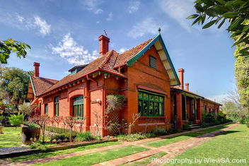 Buxton Manor with Accommodation Adelaide