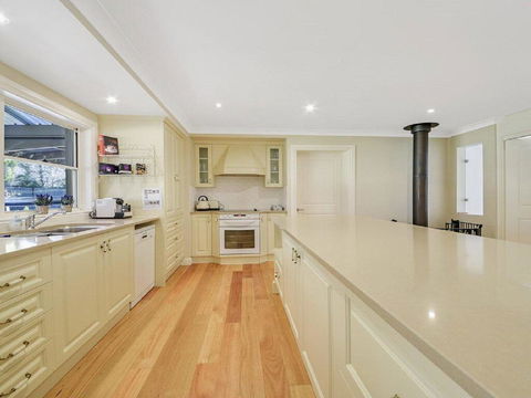 Camelot - Superbly Proportioned And Ideally Located - Accommodation Adelaide 3