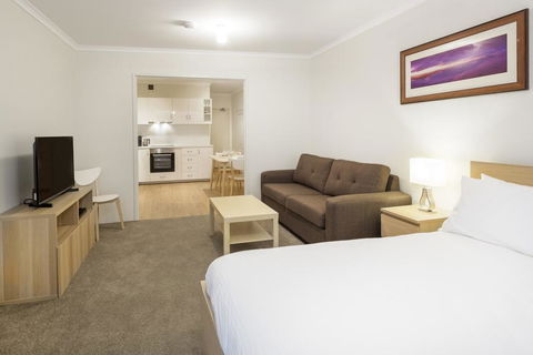 Cascades 3 Well Appointed And Central Location - Accommodation Adelaide 0