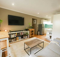 Chic Pet Friendly  500m to the Beach w/ parking - Accommodation Adelaide