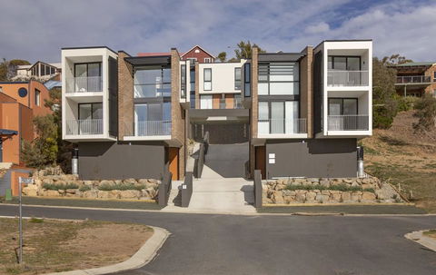 Chilam 'D' - Architecturally Designed - Accommodation Adelaide 0