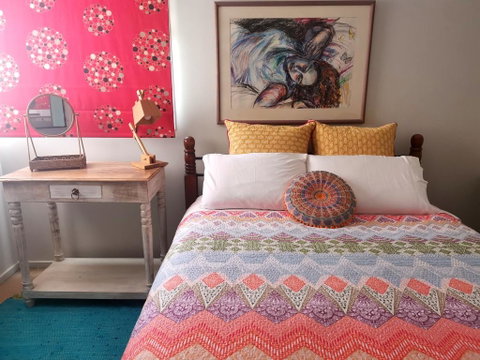 Colourful Creative Artist House Glen Waverley - Accommodation Adelaide 2