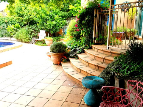 Colourful Creative Artist House Glen Waverley - Accommodation Adelaide 1