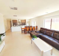 Comfortable 5BR House 6mins to Werribee Station.Great Ocean Road tourist stopover - Accommodation Adelaide