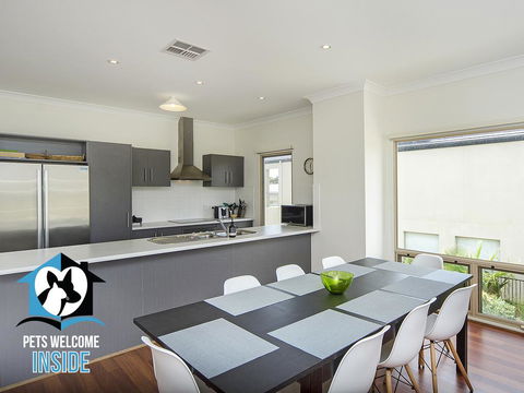 Contemporary Golf Course Frontage 3BR - Accommodation Adelaide 2