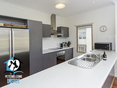 Contemporary Golf Course Frontage 3BR - Accommodation Adelaide 3