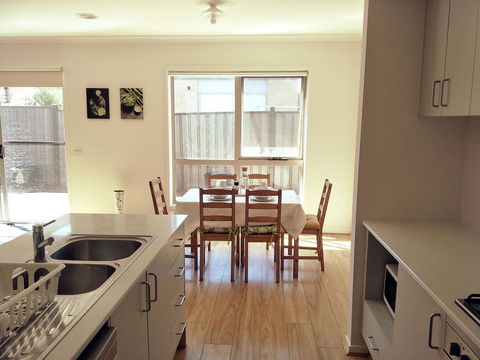 Daisy Villa - Close To Mel Airport & Hume Highway -Comfort - Accommodation Adelaide 3