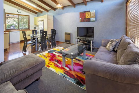 Eliza Lee 3 - Comfortable For The Budget Savvy - Accommodation Adelaide 0
