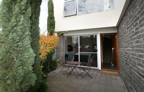 EROS City Fringe - Wifi, Wine, Netflix, Pets OK And Park Views! - Accommodation Adelaide 3