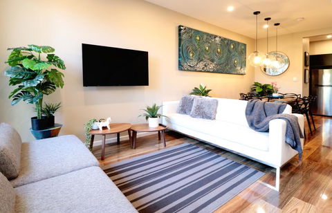 EROS City Fringe - Wifi, Wine, Netflix, Pets OK And Park Views! - Accommodation Adelaide 1