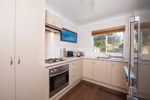 Erulisse-Spacious Townhouse With Magical Lake Views - Accommodation Adelaide 3