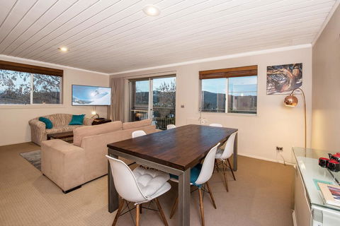 Erulisse-Spacious Townhouse With Magical Lake Views - Accommodation Adelaide 1