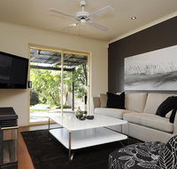 Feathers Serviced Townhouse - Accommodation Adelaide