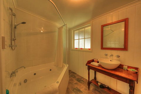 Grace's Spa Cottage - Accommodation Adelaide 3