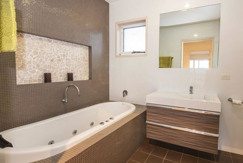 Grevillea 1/12 Poly Cow Lane - Accommodation Adelaide 3