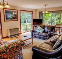GUMS  ROSES - Family home in the heart of town. - Accommodation Adelaide