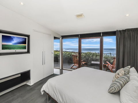 HEARN'S BEACHSIDE VILLA 1 - Accommodation Adelaide 3