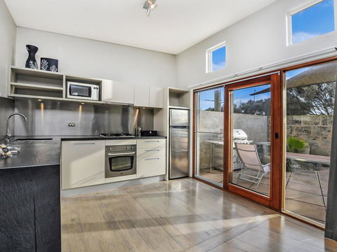 HEARN'S BEACHSIDE VILLA 1 - Accommodation Adelaide 2
