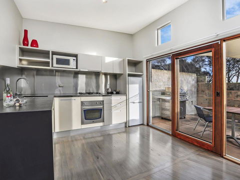 HEARN'S BEACHSIDE VILLA 2 - Accommodation Adelaide 1