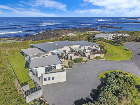 HEARN'S BEACHSIDE VILLA 2 - Accommodation Adelaide 0