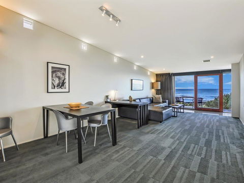 HEARN'S BEACHSIDE VILLA 2 - Accommodation Adelaide 2