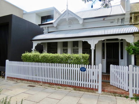 Heritage Luxury 3BR Cottage On Halifax - Accommodation Adelaide 0
