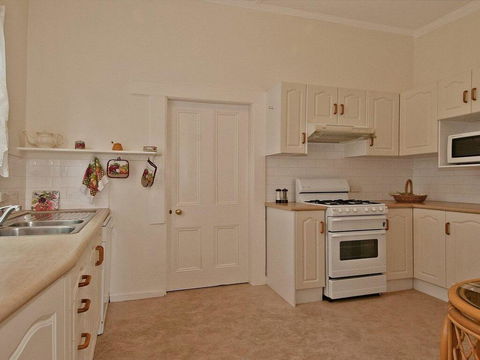 Hollyoak Cottage - Delightful, Ducks And Doileys! - Accommodation Adelaide 1