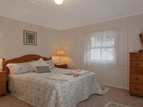 Hollyoak Cottage - Delightful, Ducks And Doileys! - Accommodation Adelaide 3