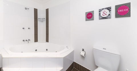 Khione 1 - Modern & Spacious With Views Towards Lake Jindabyne & The Mountains Beyond - Accommodation Adelaide 3