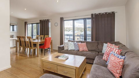 Khione 1 - Modern & Spacious With Views Towards Lake Jindabyne & The Mountains Beyond - Accommodation Adelaide 1