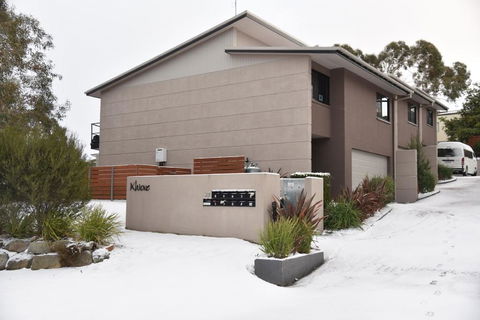 Khione 1 - Modern & Spacious With Views Towards Lake Jindabyne & The Mountains Beyond - Accommodation Adelaide 0