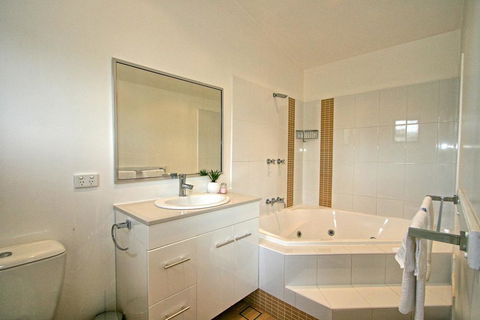 Khione 5/23-25 Kirwan Close - Accommodation Adelaide 1