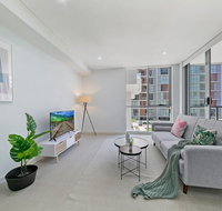 KOZYGURU MASCOT WALK TO STATION MODERN DESIGNER 2 BED APT FREE PARKING NMA260-312 - Accommodation Adelaide