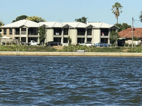Lake Breeze - Accommodation Adelaide 0