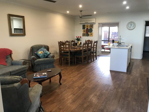 Lake Breeze - Accommodation Adelaide 3