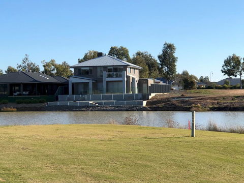 Lake Resort On Black Bull - Accommodation Adelaide 1