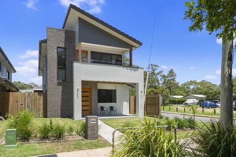 LAVISH BEACH HOUSE ON THE SURF SIDE! - Accommodation Adelaide 1