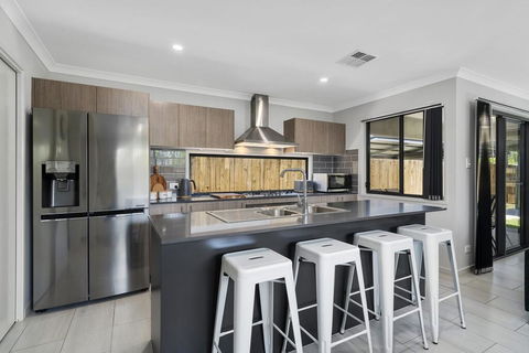 LAVISH BEACH HOUSE ON THE SURF SIDE! - Accommodation Adelaide 3