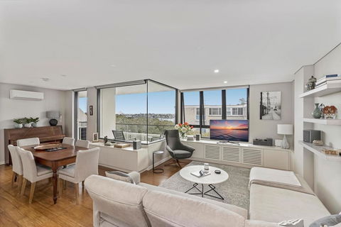 Light Filled Apartment With Sweeping Harbour Views - Accommodation Adelaide 0