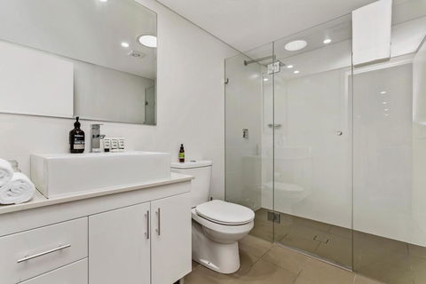 Light Filled Apartment With Sweeping Harbour Views - Accommodation Adelaide 3