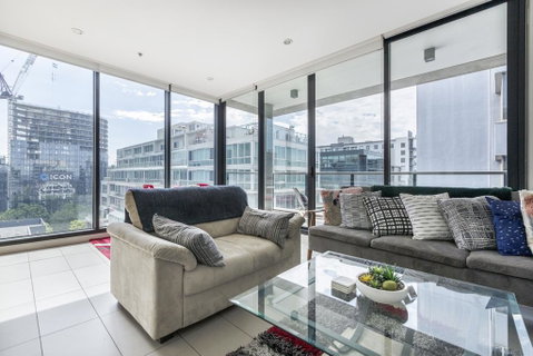 LIGHT, AIRY, SPACIOUS QUEENS ROAD APARTMENT - Accommodation Adelaide 0