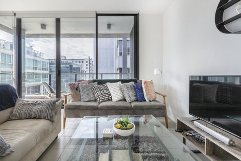 LIGHT, AIRY, SPACIOUS QUEENS ROAD APARTMENT - Accommodation Adelaide 2