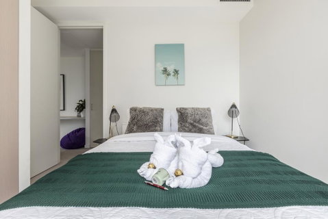 LIGHT, AIRY, SPACIOUS QUEENS ROAD APARTMENT - Accommodation Adelaide 3