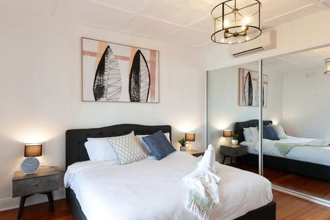 Luxurious Heritage Home With Harbour Bridge Views - Accommodation Adelaide 3