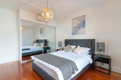Luxurious Historic Home With Harbour Bridge Views - Accommodation Adelaide 3